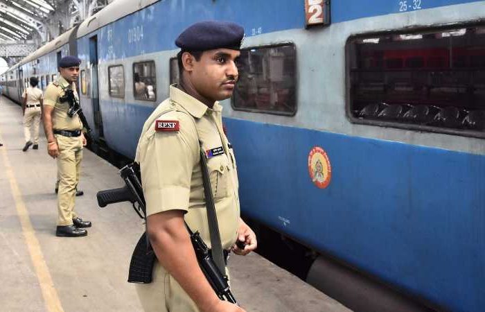 railway police constable kaise bane
